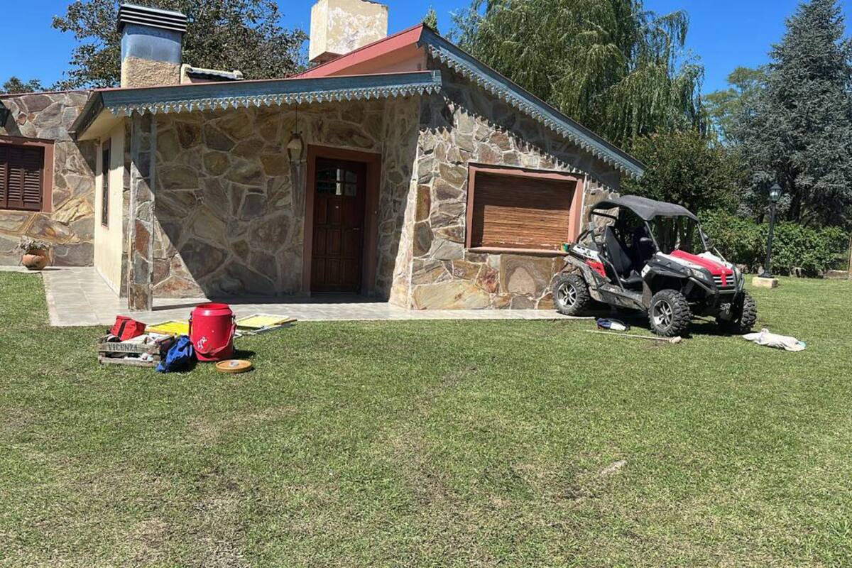 Otra vez, tragedia con un UTV: murió una adolescente de 17 años al volcar con el rodado en la calle de un barrio.