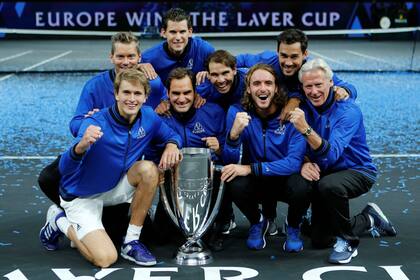 Otra victoria para el team Europa: en la imagen, el subcapitán Thomas Enqvist, Dominic Thiem, Fabio Fognini, Alexander Zverev, Roger Federer, Rafael Nadal, Stefanos Tsitsipas y el capitán Björn Borg