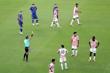 Otra vista de la expulsión de Folarin Balogun ante Bosnia