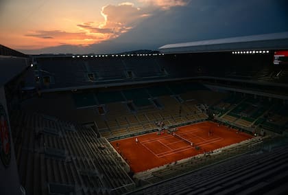 Otra vista del Chatrier al filo de la noche, en el comienzo de una de las sesiones de la primera semana