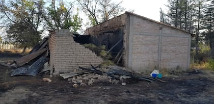 Otra vista del galpón incendiado