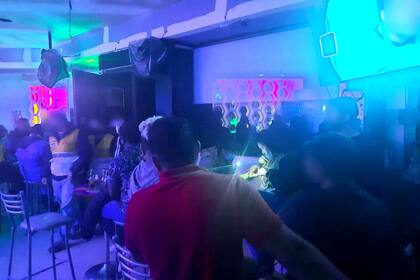 Otras 27 personas fueron notificados por violar las restricciones vigentes; personal de la Policía de la Ciudad descubrió el evento irregular mientras patrullaba las calles, en el marco de tareas de control