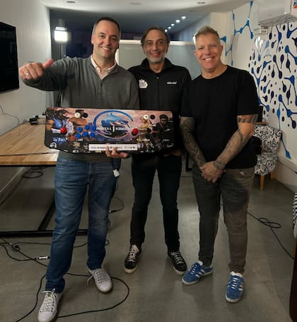 Otras épocas: Adorni, con una consola de juegos, al lado de Sergio Figliuolo y Alejandro Fantino