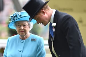 Otras épocas: cuando el príncipe Harry seguía estrictamente bajo la órbita de la corona británica, comandada por Isabel II (Rex Features)
