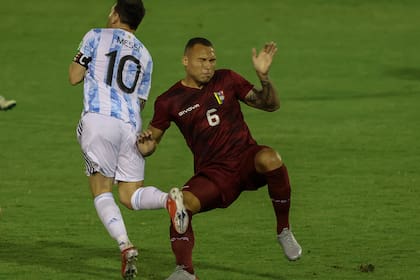 Otro ángulo de la brutal infracción de Luis Martínez sobre Messi