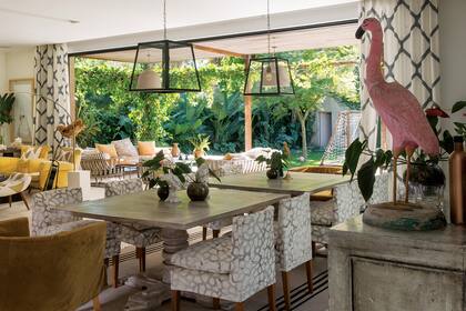 Otro ángulo del comedor, desde donde se puede apreciar el gran ventanal que da al jardín.