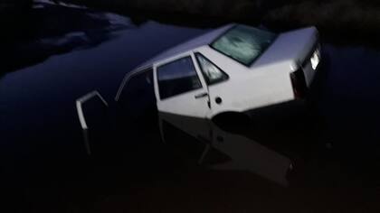 Otro auto que cayó en el mismo pozo