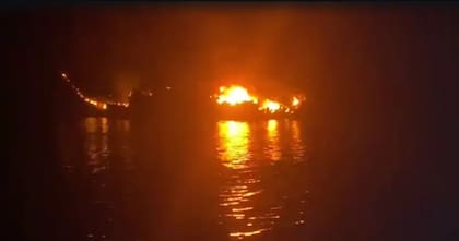 Otro barco de pescadores ecuatorianos pudo grabar al Negra Francisca Duarte II mientras era consumido por las llamas.