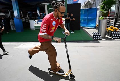 Otro clásico de la F1: Hamilton arriba en su monopatín