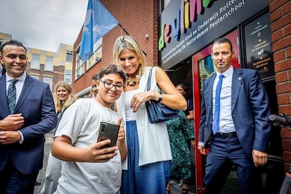 Otro de los collares más conocidos de Máxima es el Feeding The Birds (Alimentando a los pájaros), con piezas en forma de maní (Foto: Instagram @patrickvkatwijk)