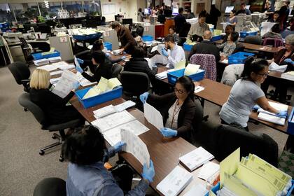 Otro de los factores que extiende el escrutinio es el proceso de validación de identidad aplicado a cada boleta enviada por correo
