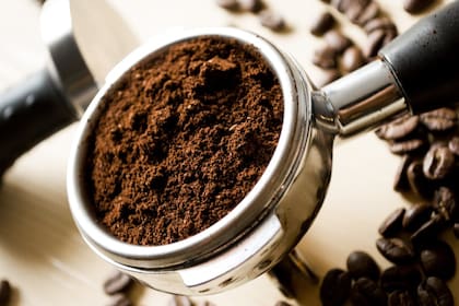 Otro de los productos para eliminar los malos olores de los rodados es el café (Foto Pexels)