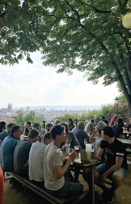 Otro de mis espacios verdes favoritos es el Riegrovy Sady, lugar elegido por la juventud para disfrutar de los atardeceres más lindos con el sol cayendo detrás del castillo, tomando una cerveza, por supuesto, sentados en una concurrida tribuna improvisada de pasto mullido.