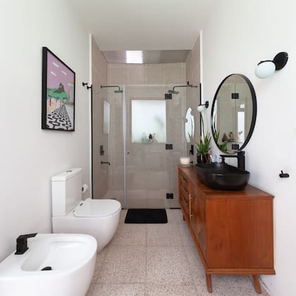Otro ejemplo: cómoda mid century en el baño de un PH actual en Caballito, reformado por el estudio Ottone-Victorica.