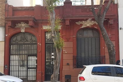 Otro ejemplo de casas con las bases de los balcones pero sin la planta alta, en el barrio porteño de Caballito