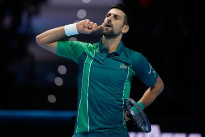 Otro gesto desafiante de Novak Djokovic, durante la lección de tenis sobre Carlos Alcaraz en la segunda semifinal del Masters de Turín.