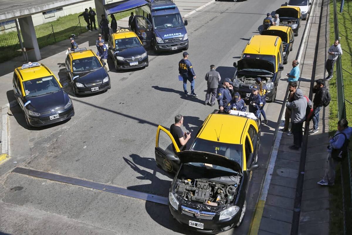 Otro golpe a la mafia de los taxis: cuatro detenidos y más de 50 autos secuestrados en Retiro