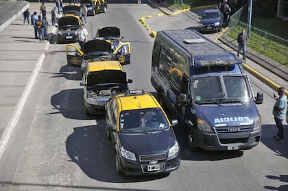 El operativo de la Policía Federal en la terminal de ómnibus de Retiro por la sindicada mafia de los taxis