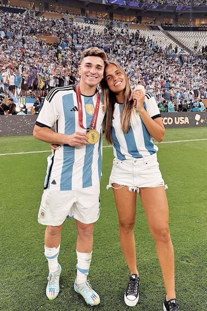 Otro héroe, Julián Álvarez, orgulloso con la medalla dorada, junto con su novia, Emilia Ferrero (cordobesa, profesora de Educación Física).