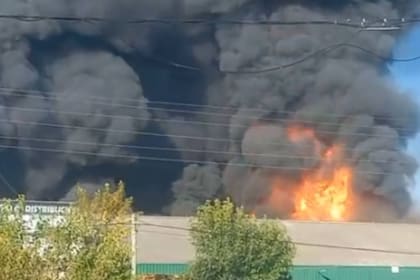 Otro incendio de importante magnitud: se prende fuego una fábrica de pinturas.