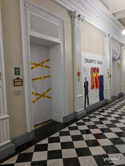 Otro juego pedía a los niños que sean parte del "equipo de Trump" con trajes de constructor