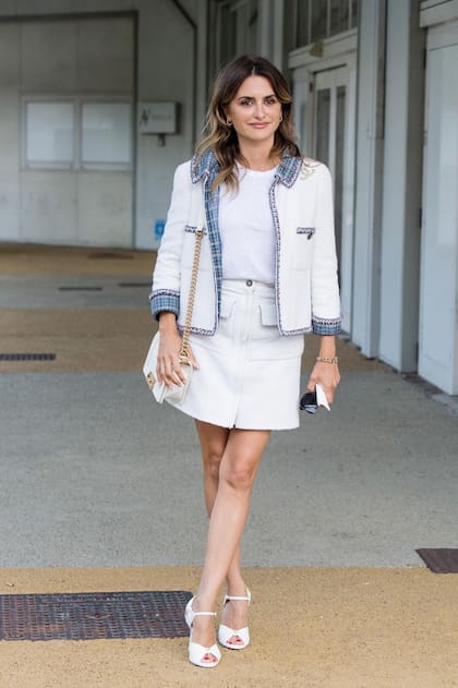 Otro look diurno y canchero, compuesto por chaqueta de tweed con detalle de cuadros azules en el cuello, la solapa y las mangas, remera básica y mini. Lo acompañó con sandalias de taco retro.