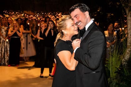 Otro momento del vals, esta vez con su hermana Patricia.