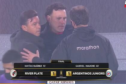 Otro momento intenso del partido; Gallardo lo abordó a Milito y el cuarto árbitro se acercó para asegurarse de que no fuera una pelea