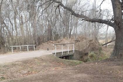 Otro montículo de tierra impide el paso sobre un puente a San Luis