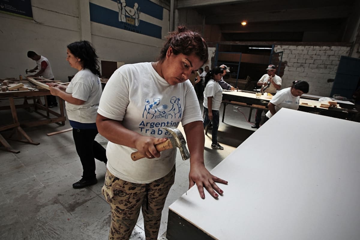 Otro mundo. En el obrador del kilómetro 31 de la ruta 3, que depende del municipio de La Matanza, los cooperativistas reciben asistencia, capacitación, herramientas y materiales.