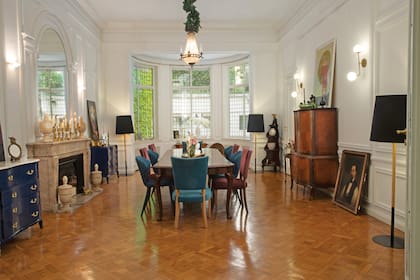 Otro plan o del imponente comedor, con cómodas de estilo francés restauradas y pintadas.