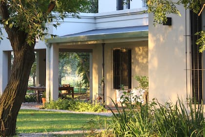 Otro proyecto de renovación en el que se involucró la pareja fue una antigua casa de campo en Carlos Keen.