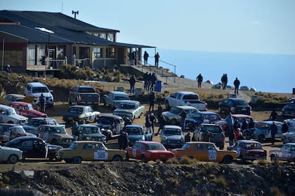 Otro reagrupamiento, en lo alto del Mirador de los Cóndores, donde se pudo divisar Merlo y localidades aledañas y combatir el viento frío con una bebida caliente; un rato de placer en el final de una etapa larga, de 369 kilómetros.