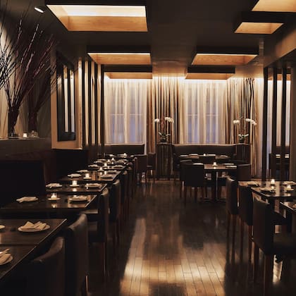 Otro restaurante japonés que aparece en la lista es BondST, donde sirven sushi de alta calidad y platos japoneses en un ambiente elegante y moderno.