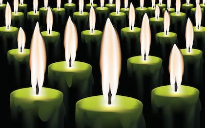 Otro ritual asociado con la prosperidad y el crecimiento es encender los lunes una vela dorada o verde