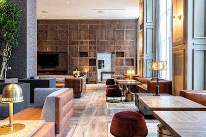 Otro sector del lounge con billares