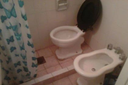 Otro singular baño, compartido por un usuario que asegura haberlo alquilado para unas vacaciones
