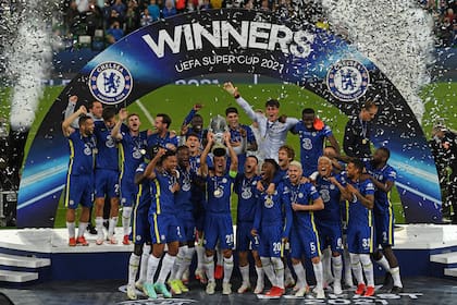 Otro título para Chelsea: el club londinense ganó la Supercopa europea; César Azpilicueta alza el trofeo tras la final jugada en el Windsor Park en Belfast