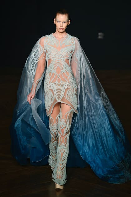 Otro vestido de van Herpen
confeccionado en capas de tul traslúcido cortado con láser y
bordado con aplicaciones 3 D en azul hielo.