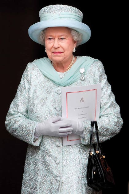 Otro vestido expuesto en Holyroodhouse es el que llevó en su Jubileo de Diamante, en 2012, diseñado por su asistente personal y amiga Angela Kelly.