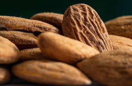 Otros alimentos ricos en proteínas son las almendras y las nueces, que además aportan grasas saludables, antioxidantes y vitaminas
