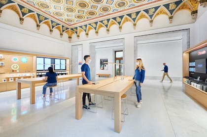 Otros espectaculares frescos, recién restaurados, de lo que era el salón de baile del Palazzo del marqués Filippo Marignoli, hoy flamante store