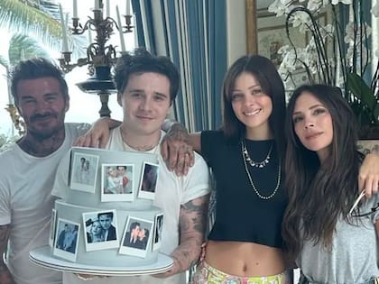 Otros tiempos: Brooklyn Beckham con Nicola Peltz y sus padres David y Victoria Beckham