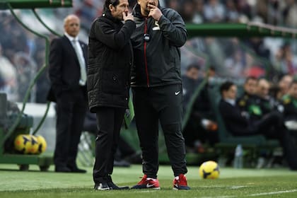 Otros tiempos: Burgos y Simeone analizando un partido de Atlético Madrid, como integrantes del cuerpo técnico