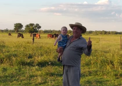 Otros tiempos, Carlos Gullar (p) junto a su nieto Ignacio en el campo