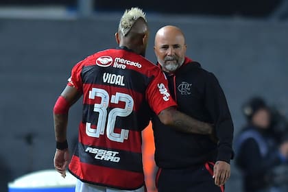 Otros tiempos, cuando compartían el plantel de Flamengo: Arturo Vidal liquidó a Jorge Sampaoli luego de su debut con la casaca de Athletico Paranaense
