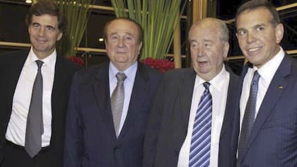 Otros tiempos, de buenas relaciones y grandes contratos: Alejandro Burzaco (ex CEO de Torneos), Nicolás Leoz (ex presidente de Conmebol, hoy con arresto domiciliario), Julio Grondona y Juan Ángel Napout, sucesor de Leoz y hoy también detenido