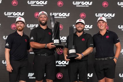 Otros tiempos del LIV: Kieran Vincent, el capitán Jon Rahm, Tyrrell Hatton y Caleb Surratt, celebran un triunfo en equipo en el torneo de LIV Golf el domingo 23 de junio de 2024, en College Grove, Tennessee