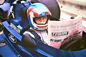 Otros tiempos: Depailler leyendo L'Equipe antes de una carrera