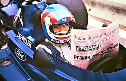 Otros tiempos: Depailler leyendo L'Equipe antes de una carrera